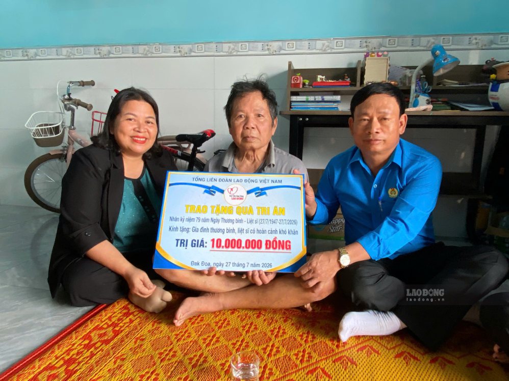 Qũy Tấm lòng Vàng trao quà cho ông Phan Văn Hùng, thương binh hạng 4/4. Ảnh Thanh Tuấn
