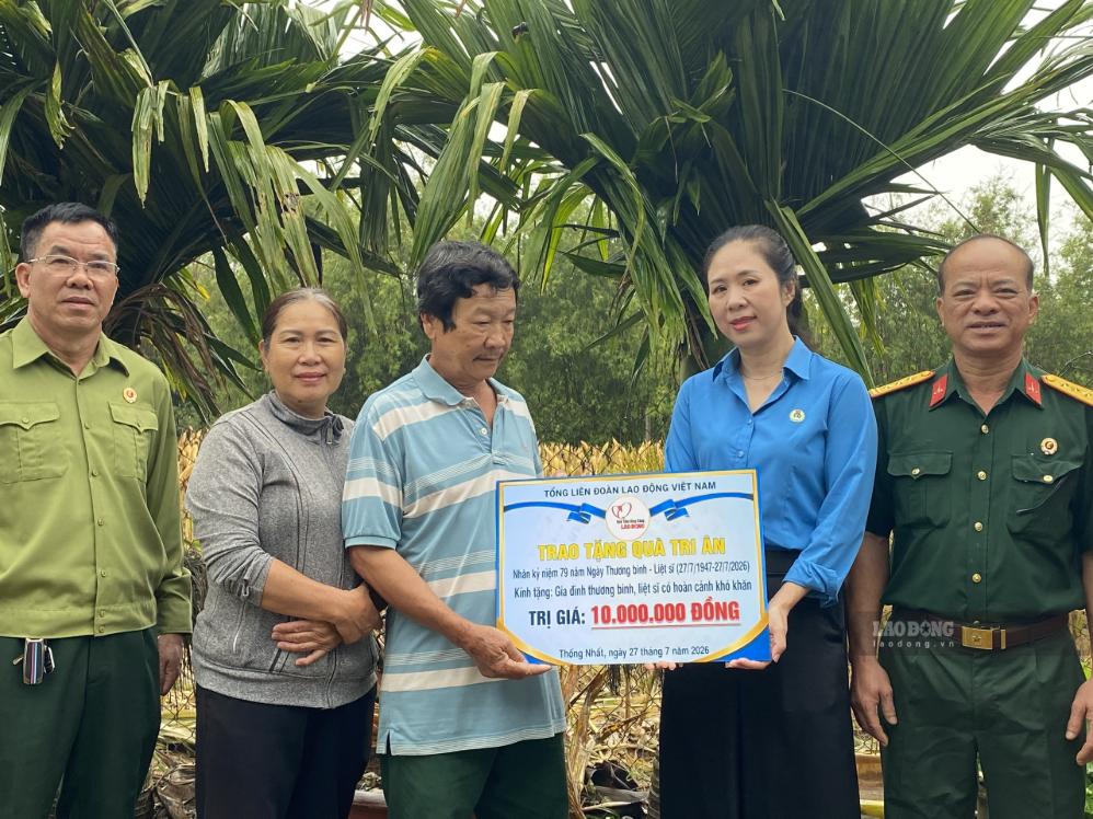 Tam Long Vang Charity Social Fund presents gifts to support Mr. Nguyen Thanh Lam, a wounded soldier in difficult circumstances. Photo Thanh Tuan