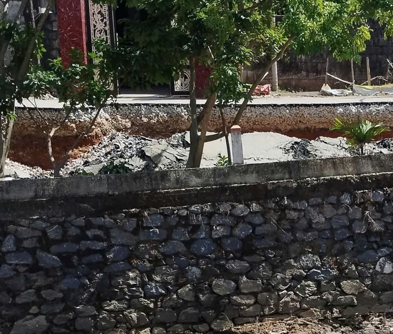 The subsided road section is about 50m long. Photo: Le Thuy Commune People's Committee