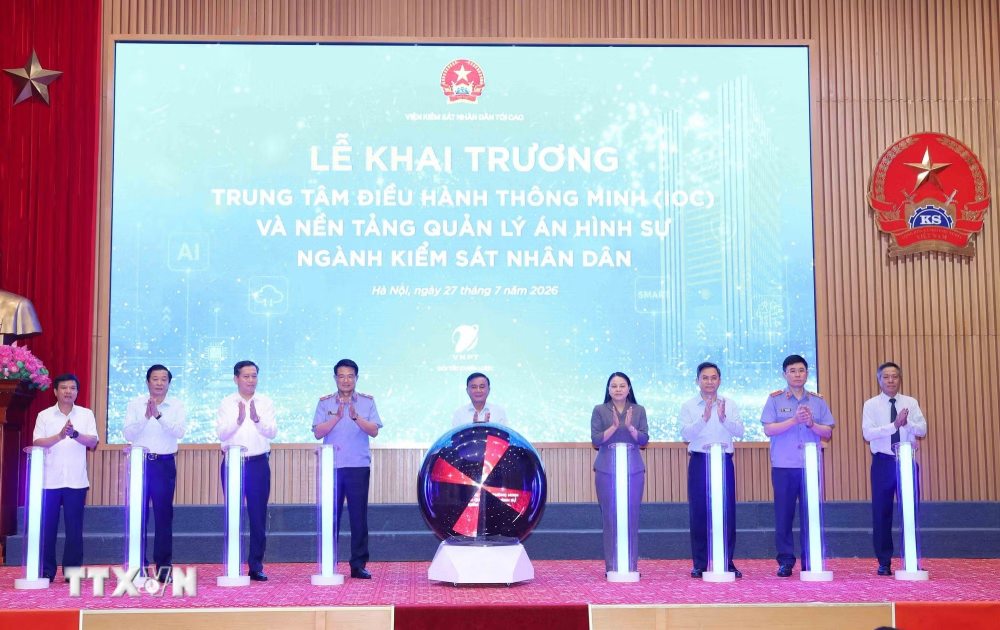 Ủy viên Bộ Chính trị, Thường trực Ban Bí thư Trần Cẩm Tú cùng các đại biểu thực hiện nghi thức khai trương Trung tâm điều hành thông minh và nền tảng quản lý án hình sự của ngành KSND. Ảnh: TTXVN