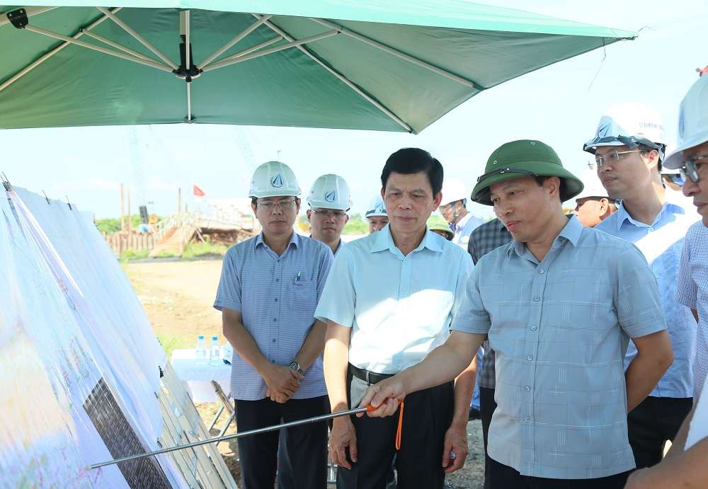 Phó Chủ tịch UBND tỉnh Lại Văn Hoàn báo cáo một số kết quả nổi bật về tiến độ thi công dự án CT.08.