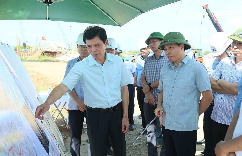 Deputy Minister of Construction Le Anh Tuan inspects at the scene, the construction section of the Hong River overpass, Hong Vu commune, belonging to project CT. 08. Photo: Hung Yen Provincial e-Portal