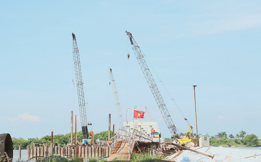 Thi công cầu vượt sông Hồng, qua địa phận xã Hồng Vũ.  