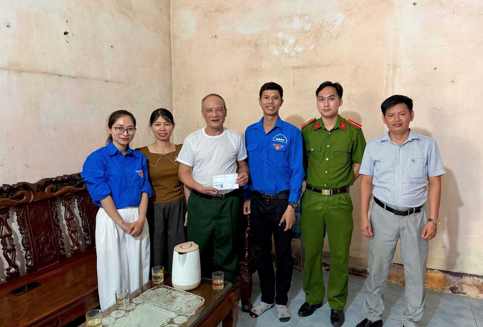 Đoàn công tác thăm hỏi, trao quà tri ân gia đình người có công với cách mạng trên địa bàn xã Bát Xát.