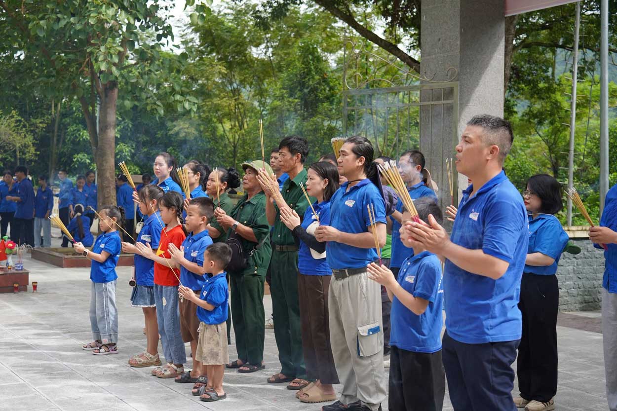 Đoàn viên, thanh niên và các lực lượng dâng hương tưởng niệm các Anh hùng Liệt sĩ tại Nghĩa trang Liệt sĩ Bản Qua. Ảnh: Tuổi trẻ xã Bát Xát