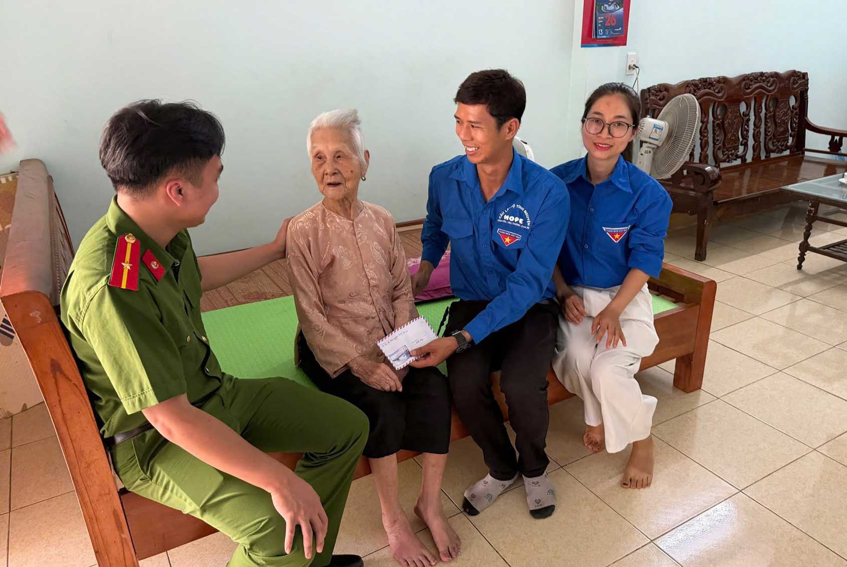 Meaningful gifts are handed directly to policy families, spreading the morality of "When drinking water, remember the source". Photo: Tuoi Tre, Bat Xat commune