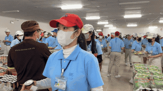 6,000명 이상의 푸루카와 빈롱 노동자들이 베트남 노동조합 창립 97주년 기념 노동조합 식사에 참여했습니다. 사진: 호앙록