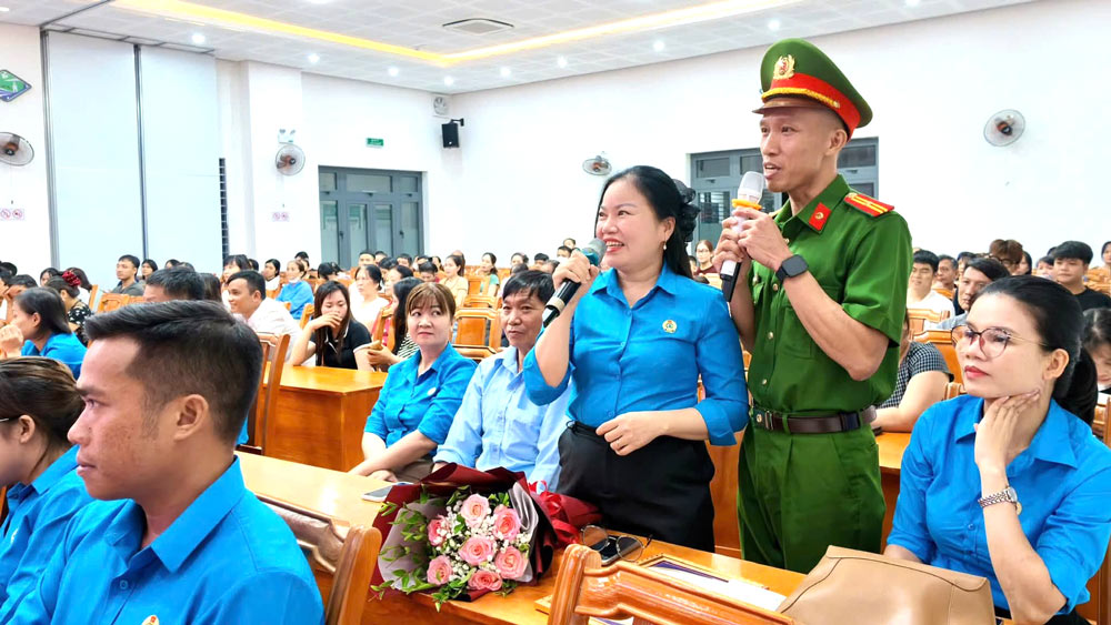 Son Tra Ward Trade Union organizes training on drug prevention and control skills for nearly 200 members of self-management groups of workers. Photo: Da Nang Trade Union provided