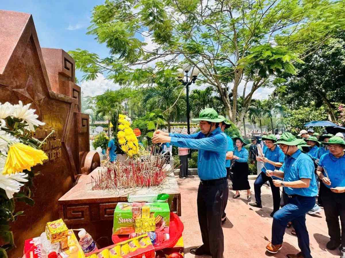 Leaders of Hai Phong City Labor Federation offer incense at red addresses to celebrate the 79th anniversary of War Invalids and Martyrs' Day July 27. Photo: Hai Phong Trade Union