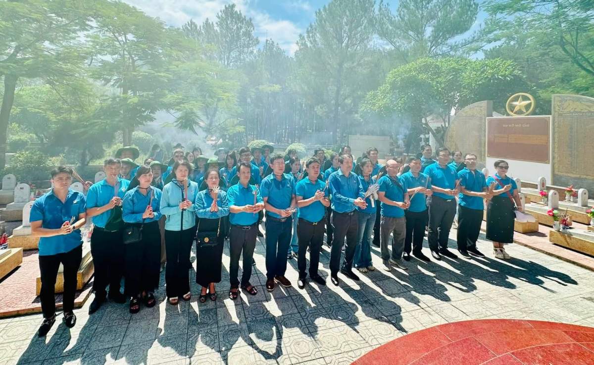 Hành trình về nguồn của đoàn công tác LĐLĐ TP Hải Phòng. Ảnh: Công đoàn Hải Phòng
