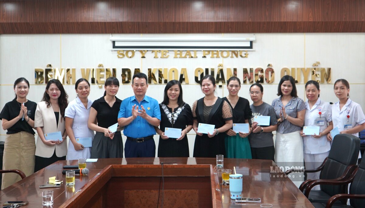 LĐLĐ TP Hải Phòng trao quà tặng đoàn viên là con thương binh, liệt sĩ đang làm việc tại Trung tâm Y tế Ngô Quyền. Ảnh: Mai Dung