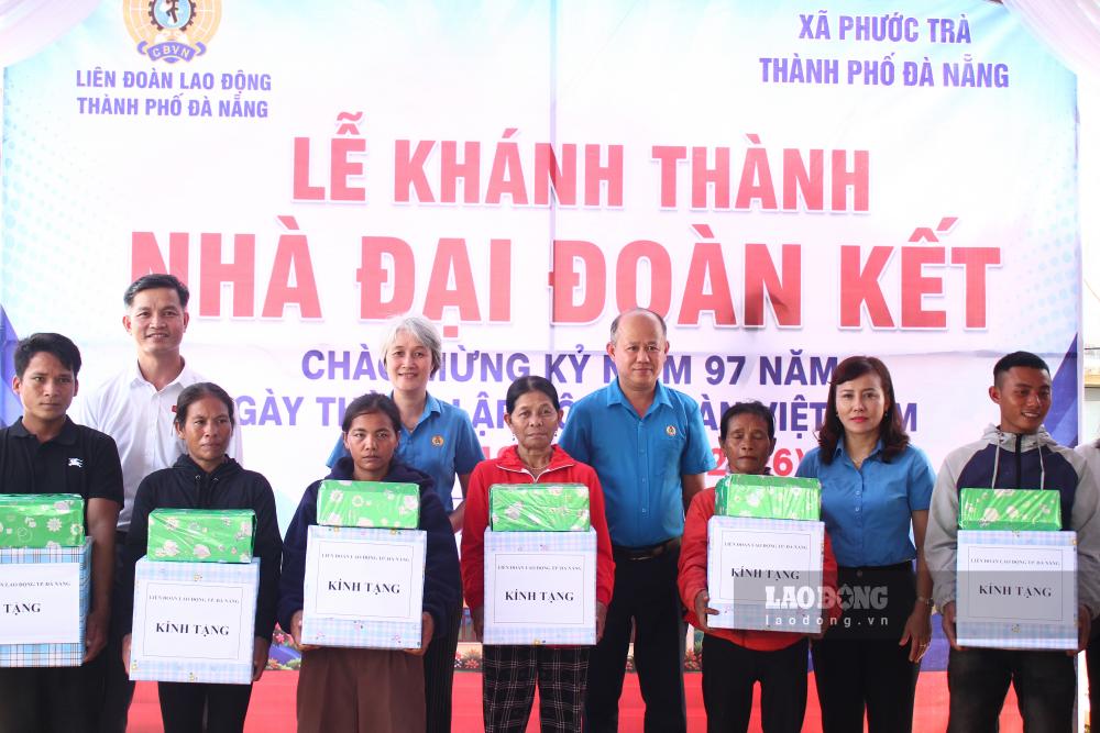 Lãnh đạo Liên đoàn Lao động TP Đà Nẵng và xã Phước Trà trao quà cho các hộ gia đình được nhận hỗ trợ nhà Đại đoàn kết. Ảnh: Thanh Huyền