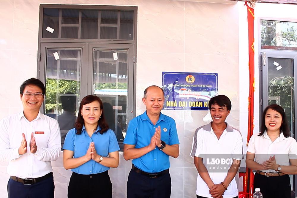 Mr. Le Hong Thanh was moved and happy on the day of receiving the handover of Dai Doan Ket house. Photo: Thanh Huyen