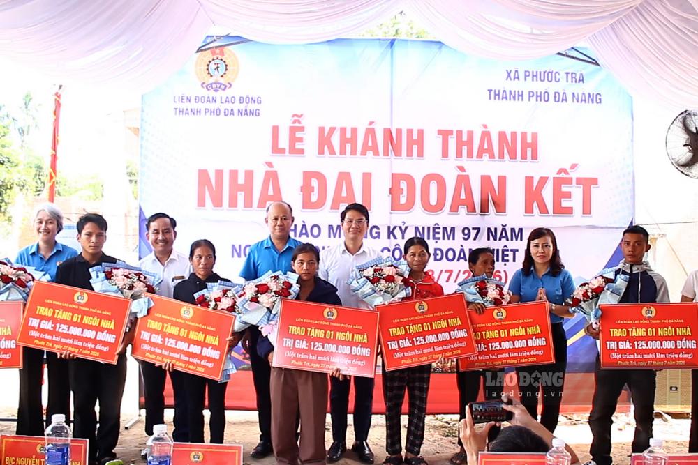 Đại diện các hộ gia đình nhận kinh phí hỗ trợ xây dựng nhà Đại đoàn kết tại chương trình. Ảnh: Thanh Huyền