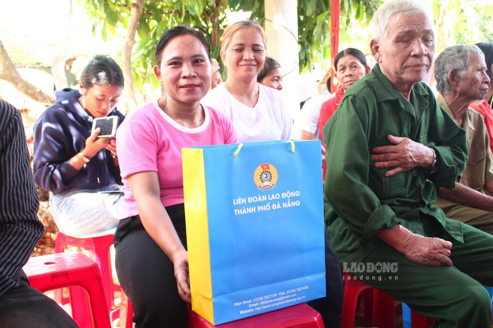 Hộ gia đình Người có công cách mạng vui mừng khi được nhận quà từ Liên đoàn Lao động TP Đà Nẵng. Ảnh: Thanh Huyền
