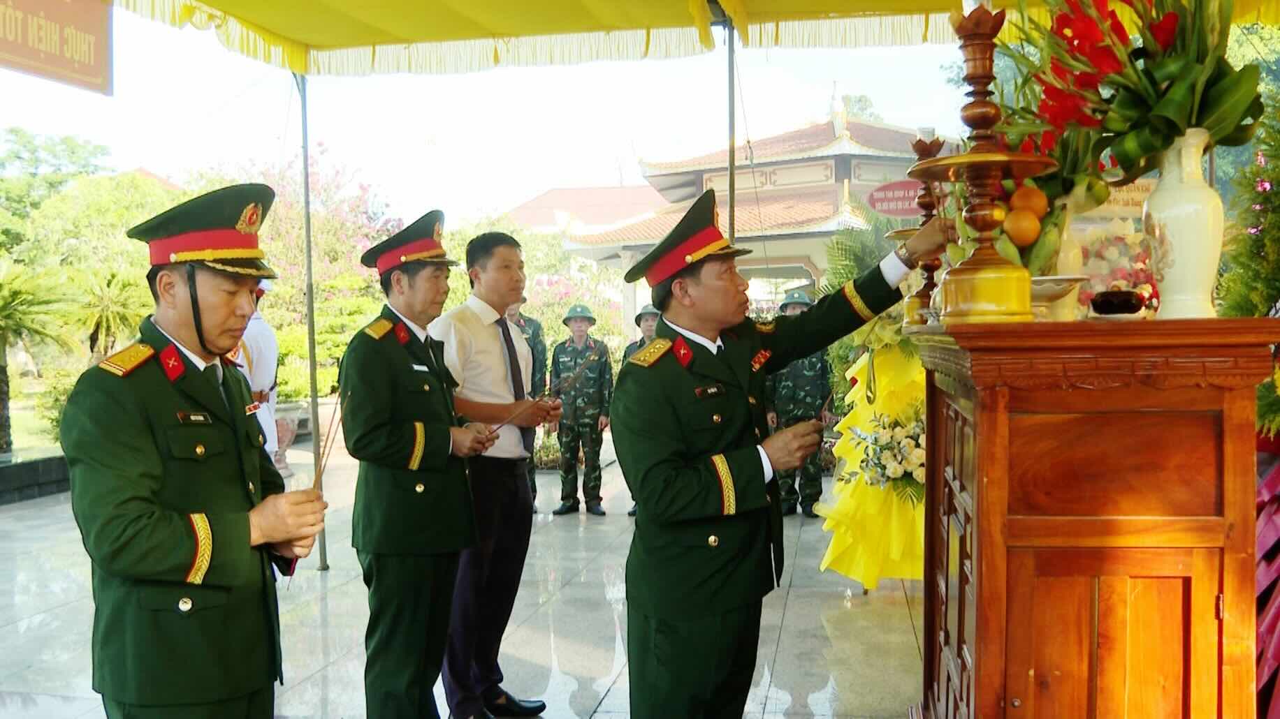 The working delegation of the Hue City Military Command offers incense to commemorate martyrs. Photo: Provided by the Hue City Military Command.