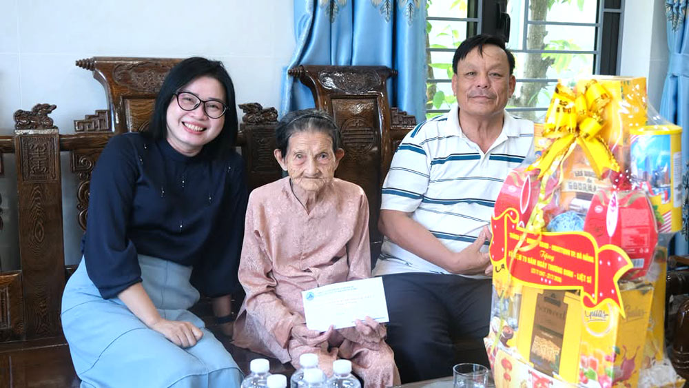 Chairman of Da Nang City Labor Federation visits and presents gifts to Vietnamese Heroic Mothers in Thang An commune. Photo provided by Da Nang Trade Union