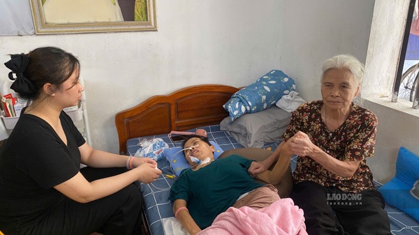 Labour accidents take away the health of female environmental workers. Photo: Minh Hanh