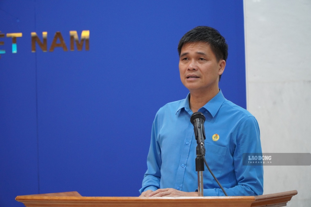Phó Chủ tịch Thường trực Tổng LĐLĐVN Ngọ Duy Hiểu báo cáo kết quả hoạt động Công đoàn 6 tháng đầu năm 2026, nhiệm vụ trọng tâm 6 tháng cuối năm. Ảnh: Viên Nguyễn