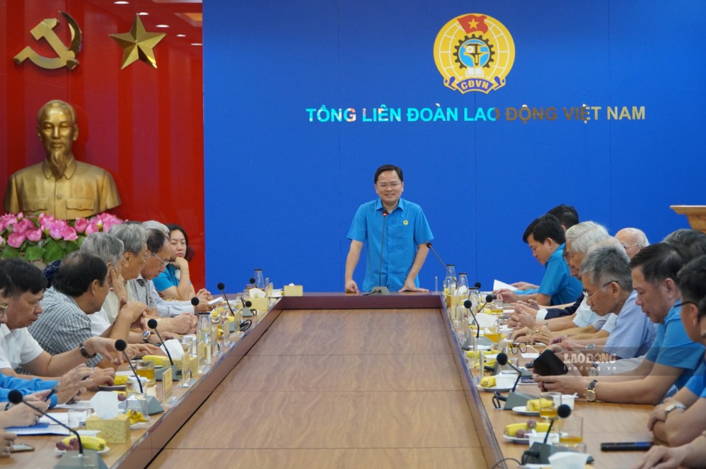 M. Nguyễn Anh Tuấn - membre du Comité central du Parti, président de la Confédération générale du travail du Vietnam - s'exprime lors de la rencontre avec d'anciens dirigeants syndicaux vietnamiens à travers les âges. Photo: Viên Nguyễn
