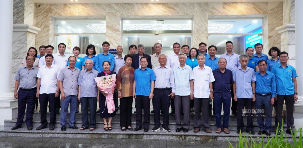 Nguyên lãnh động Tổng LĐLĐVN qua các thời kỳ và lãnh đạo Tổng LĐLĐVN tại buổi gặp mặt nhân kỉ niệm 97 năm Ngày thành lập Công đoàn Việt Nam. Ảnh: Viên Nguyễn