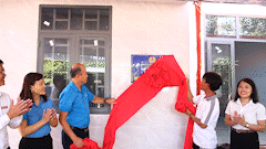 Leaders of the Da Nang City Labor Federation and Phuoc Tra commune perform the inauguration ceremony of the Great Solidarity House. Photo: Thanh Huyen