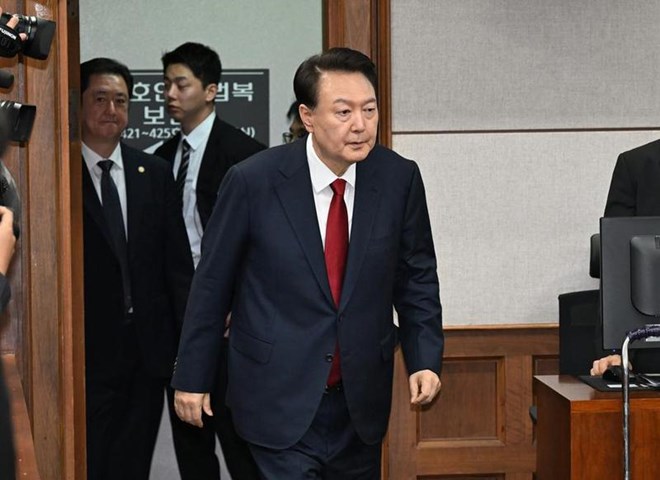 El ex presidente surcoreano Yoon Suk Yeol llega a la segunda audiencia, el 21 de abril de 2025. Foto: Xinhua