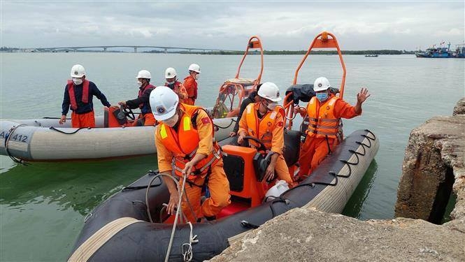 Hai Phong restricts traffic after a vehicle sinks on the Thai Binh River. Photo: Hai Phong Department of Construction