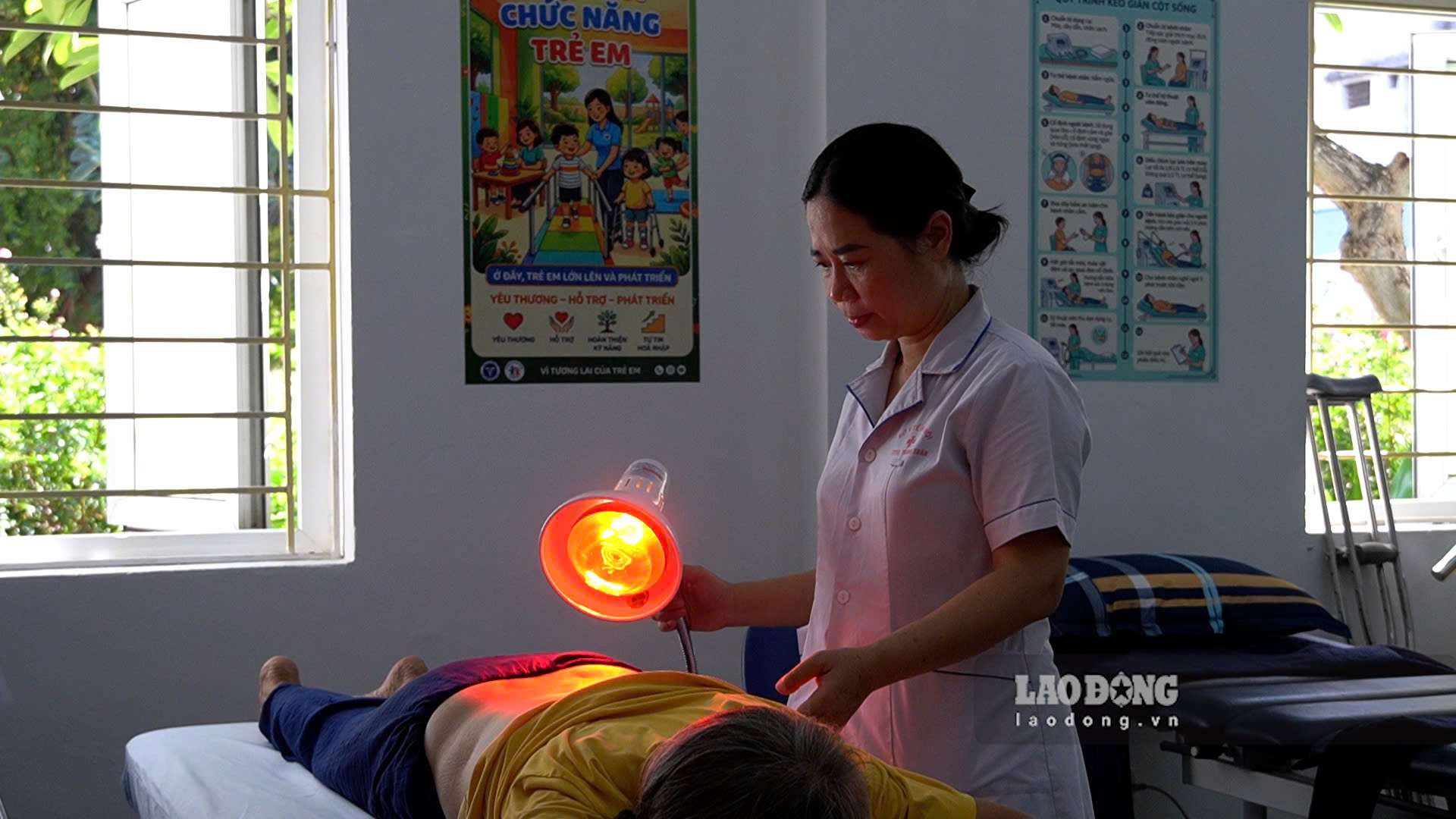 Bà Lê Thị Dung được chiếu hồng ngoại hỗ trợ giảm đau, cải thiện vận động. Ảnh: Hạnh Thơm