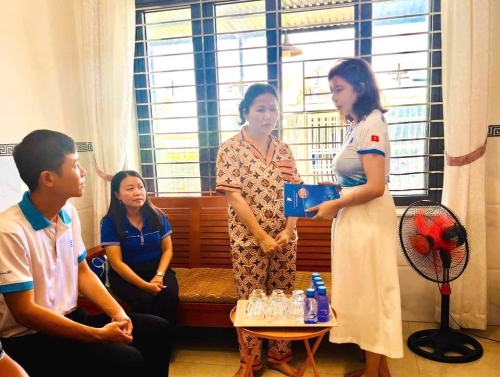 VNPT Lam Dong Trade Union has just visited and provided support to union members' families in difficult circumstances. Photo: VNPT Lam Dong Trade Union