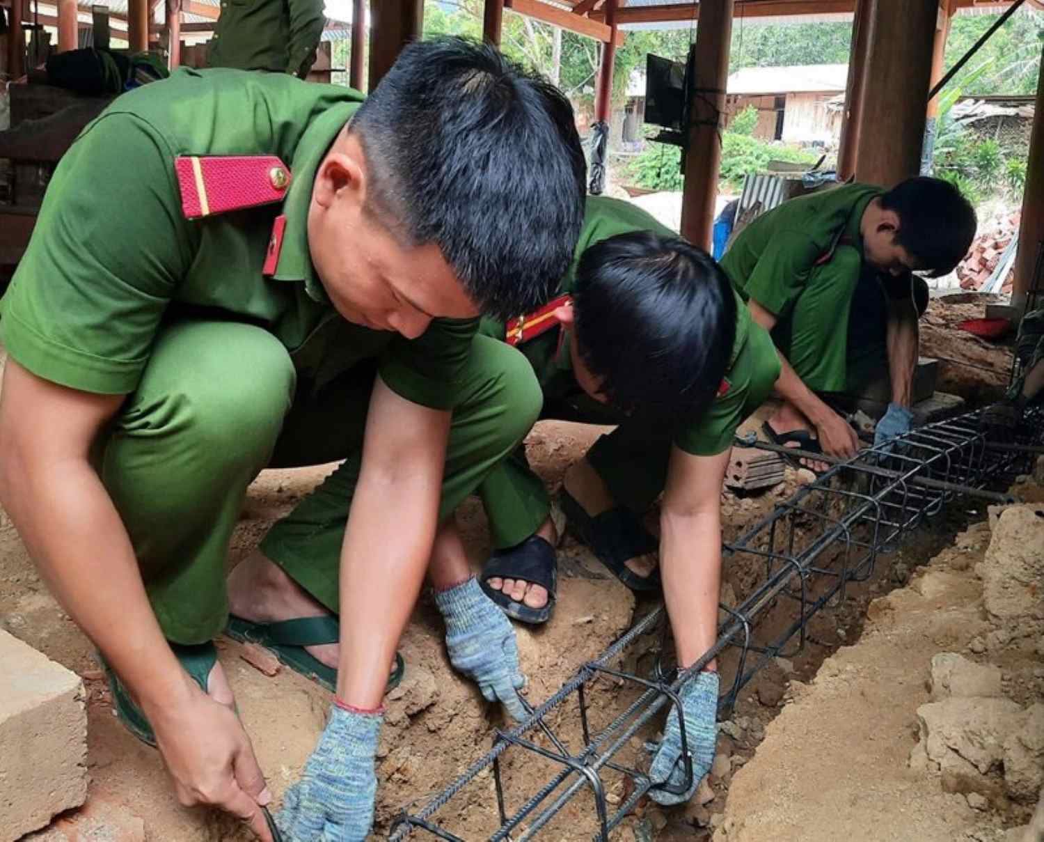 In addition to financial support, Da Nang mobilizes police and military forces to support working days to help people significantly reduce the cost of building new houses. Photo: Da Nang Police provided