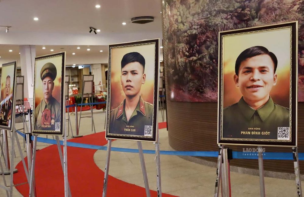 Portraits of People's Armed Forces Heroes in the Dien Bien Phu Campaign are being displayed in Dien Bien. Photo: Thanh An