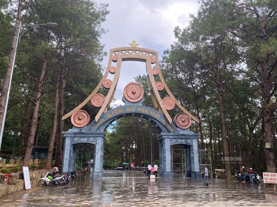 Cổng chào vào Khu du lịch Biển Hồ. Ảnh Thanh Tuấn 