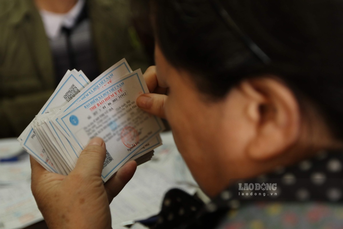 The Ministry of Home Affairs proposes to supplement the group of subjects who are wives or husbands of martyrs who marry another husband or wife and are currently receiving monthly allowances to be issued health insurance cards. Photo: Hai Nguyen