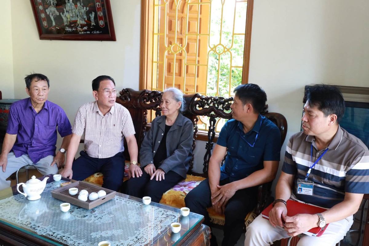 Les dirigeants du quartier de Hải An rencontrent des familles qui ont volontairement fait don de terres. Photo: Portail d'information électronique de Hải An, Hải Phòng