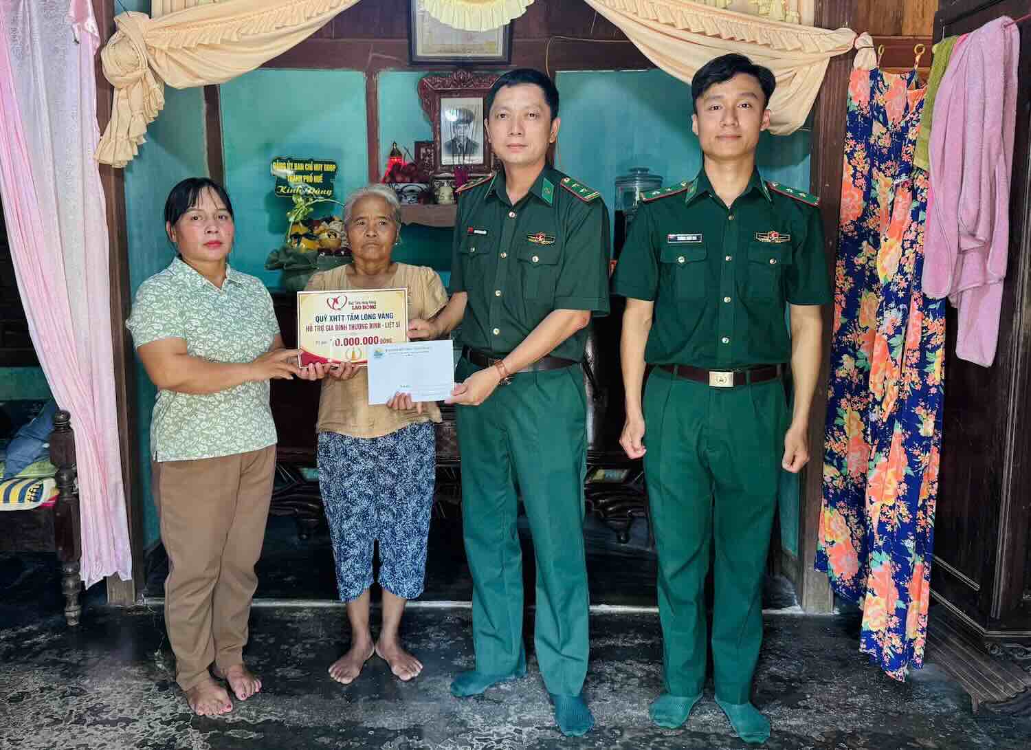 Golden Heart Fund donates 10 million VND to wives of martyrs in Hue. Photo: Border Guard of Hue City.