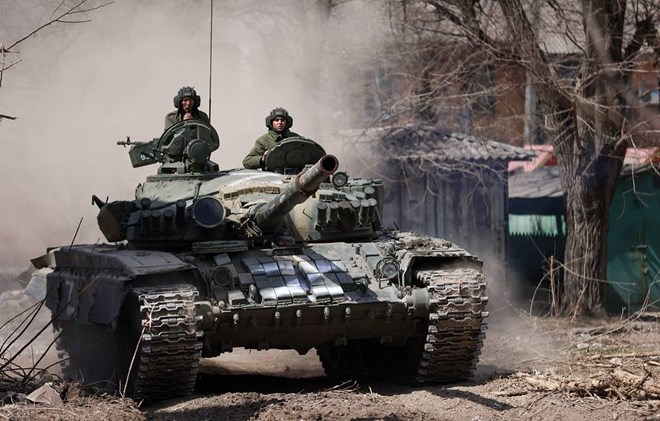 Russian soldiers operate tanks. Photo: TASS