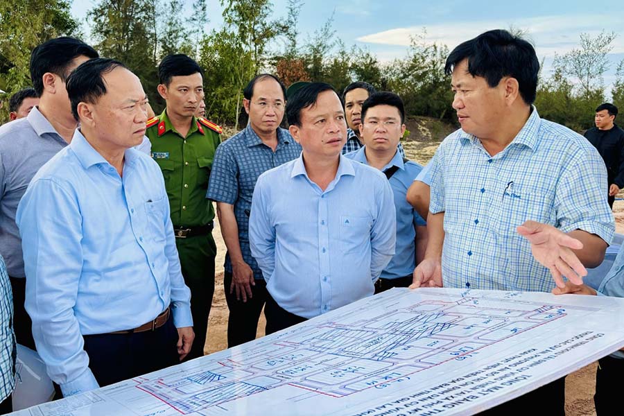 Bí thư Tỉnh ủy Gia Lai Thái Đại Ngọc và Phó Chủ tịch Thường trực UBND tỉnh Nguyễn Tuấn Thanh kiểm tra dự án tái định cư vùng thiên tai xã Phù Mỹ Đông (Gia Lai). Ảnh: Cổng TTĐT tỉnh Gia Lai