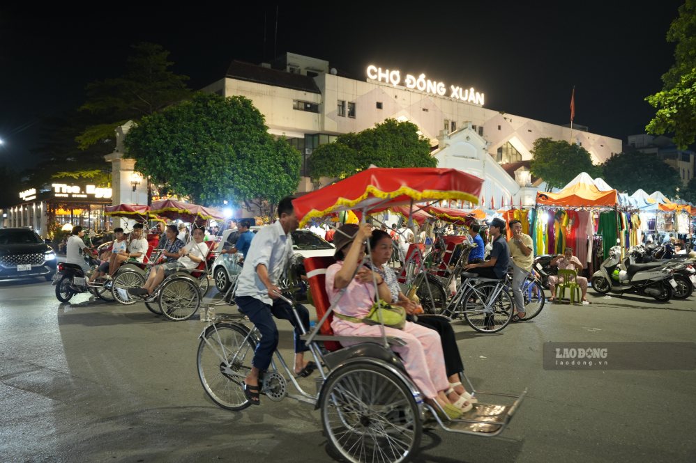 Du khách tham quan chợ Đồng Xuân (Hà Nội). Ảnh: Viên Nguyễn