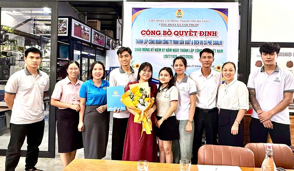 Nam Phuoc Commune Trade Union, Da Nang established the grassroots Trade Union of CAVALRY Coffee Production & Service Co., Ltd. with 10 union members. Photo: Nam Phuoc Trade Union provided