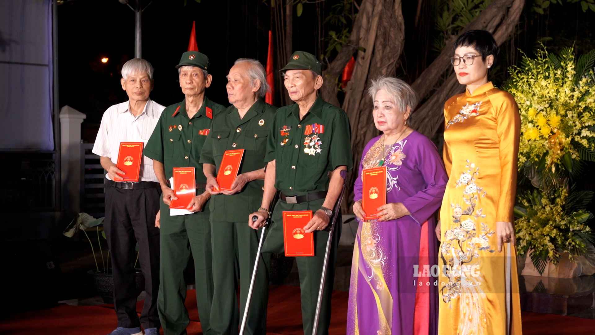 Kim Lien Ward presents savings books, sending full affection to people with meritorious services. Photo: Linh Anh