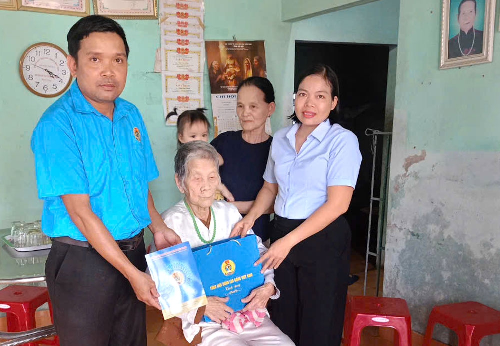 Chien Dan Commune Trade Union, Da Nang visits and presents gifts to Vietnamese Heroic Mother Nguyen Thi Dang. Photo provided by Chien Dan Trade Union
