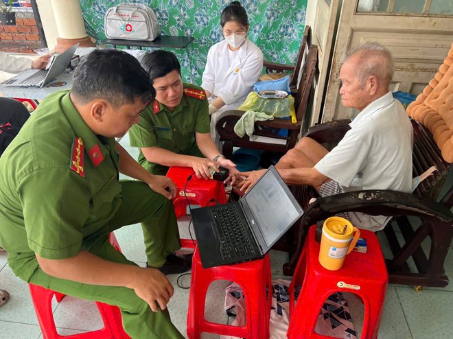 Công an đến tận nhà lấy mẫu ADN thân nhân liệt sĩ chưa xác định danh tính. Ảnh: Công an Cần Thơ 