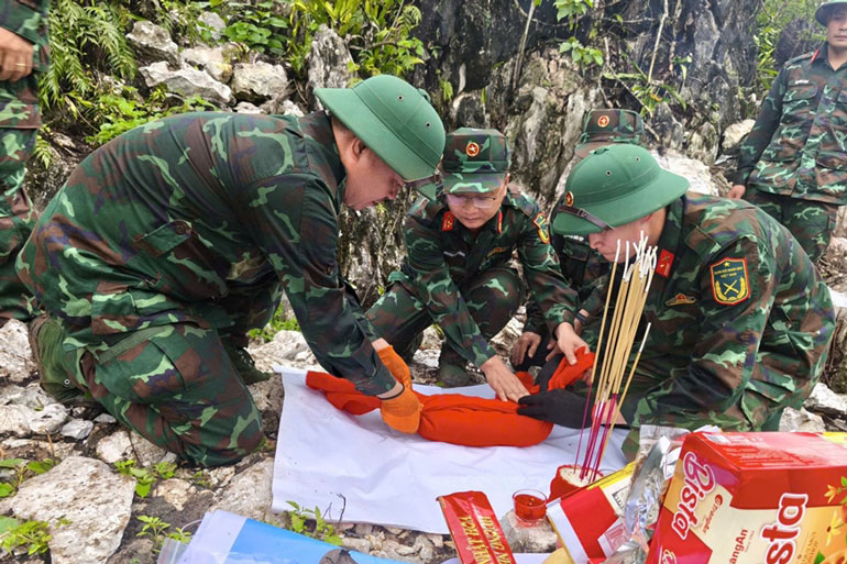 Sau hơn 100 ngày triển khai Chiến dịch 500 ngày đêm, lực lượng vũ trang Quân khu 2 đã quy tập được 143 hài cốt liệt sĩ. Ảnh: Quân khu 2  