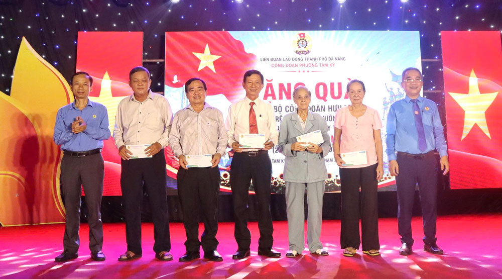 Công đoàn phường Tam Kỳ tặng quà cho thân nhân gia đình liệt sĩ và đoàn viên là con thương binh có hoàn cảnh khó khăn. Ảnh Công đoàn Tam Kỳ cung cấp