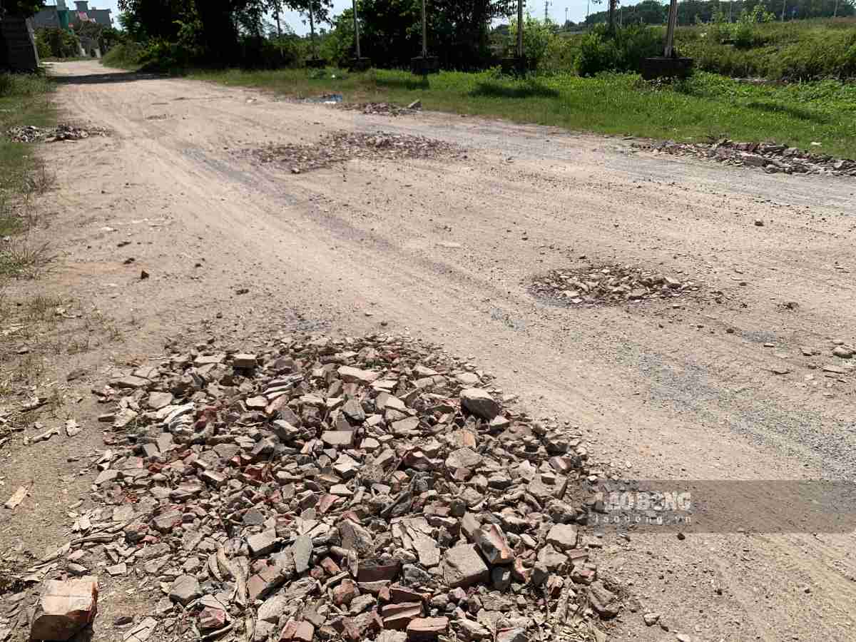Đường xuống cấp, người dân dùng gạch vỡ vá ổ gà. Ảnh: Lương Hà