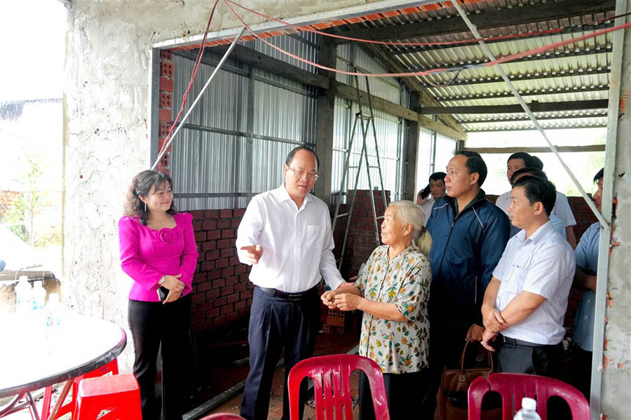 Ca Mau Provincial Party Secretary Nguyen Ho Hai inspects the actual progress of housing construction in Nguyen Phich commune (Ca Mau). Photo: Ca Mau Provincial e-Portal