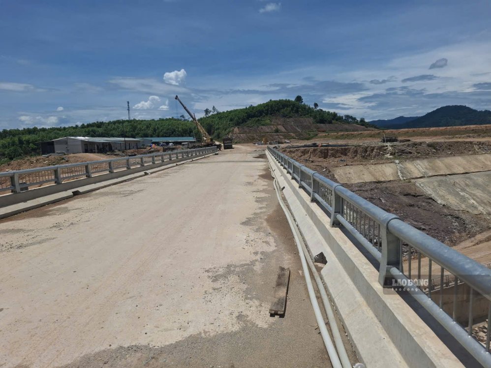 Cầu vượt tràn Dốc Miếu đã hoàn thành. Ảnh: Trần Tuấn