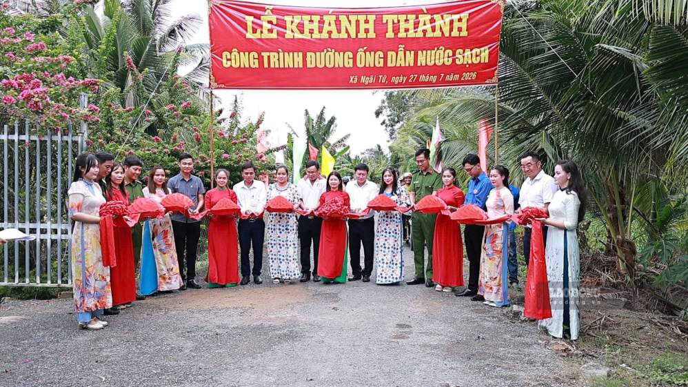 Leaders of Ngai Tu commune and units perform the inauguration ceremony of the clean water pipeline project on the Luu Van Liet canal. Photo: Hoang Loc