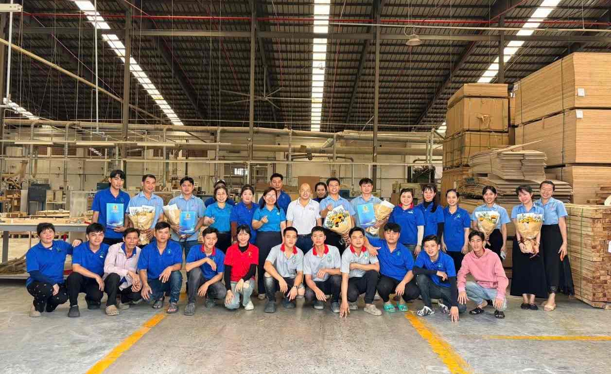 Création du syndicat de base de la société TNHH Go Vinh Hung dans le quartier de Tan Uyen. Photo: Syndicat du quartier de Tan Uyen